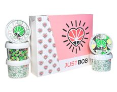 Kit Saint-Valentin avec boîte rose JustBob et pots de cannabis léger décorés.