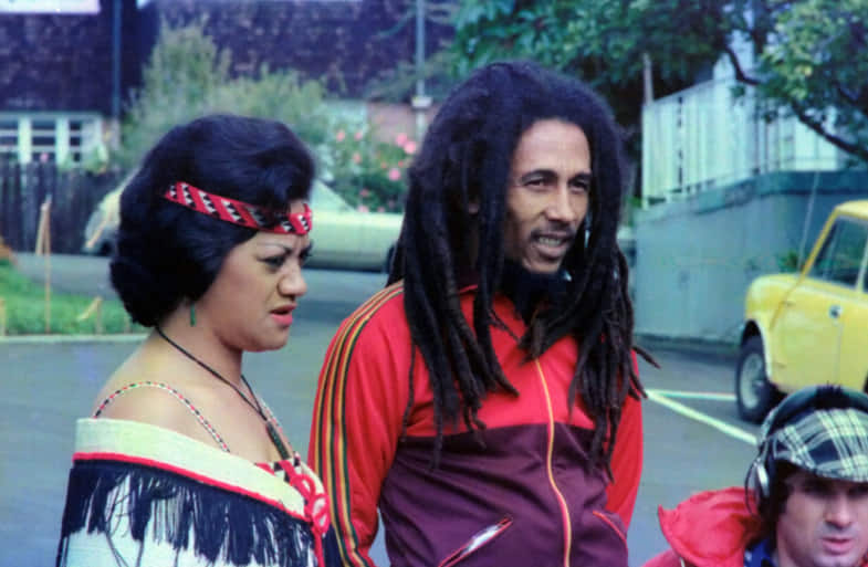 Bob Marley photographié dans la rue avec une dame en Jamaïque | Justbob